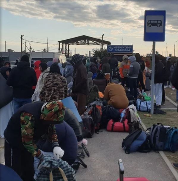 Wymarzona praca, którą Siergiej zapewnił sobie w Bibliotece Narodowej Rosji, powstrzymywała go przed opuszczeniem Rosji. Ostatecznie, po ogłoszeniu mobilizacji przez Putina, uciekł do Gruzji. – Niektórzy Gruzini rzeczywiście rzucają w nas rasistowskimi obelgami i gotowi są wyrzucić rosyjskich emigrantów – mówi. – Zasłużyliśmy na to, ale mam nadzieję, że do tego nie dojdzie.