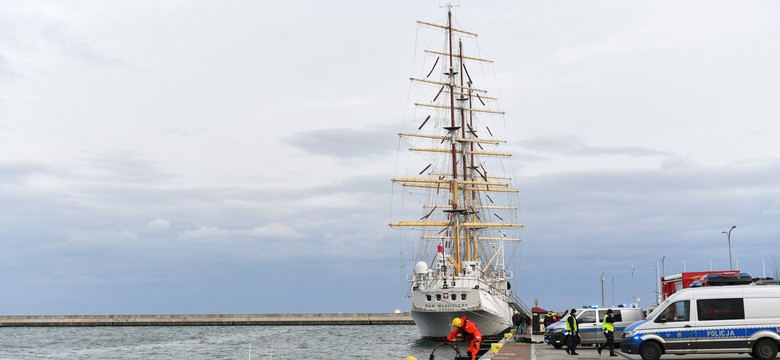 Ratownicy wyławiają samochód z basenu portowego w Gdyni