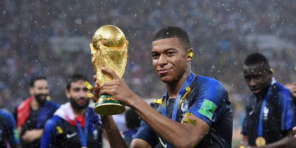 Kylian Mbappe podczas mundialu zagrał w siedmiu meczach, w trakcie których strzelił cztery bramki. Sports Illustrated szacuje, że na Mistrzostwach Świata zarobi ok. 22,5 tys. dolarów za mecz oraz 350 tys. dolarów jako bonus za wygraną turnieju. Reprezentant Francji wszystkie pieniądze przekaże na cele charytatywne