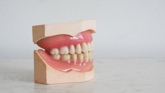 Żółte zęby? Oto lista produktów, które powinnaś ograniczyć