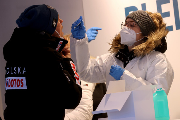 Kamil Stoch (L) w punkcie medycznym pobrań materiału biologicznego do przeprowadzenia testu na obecność wirusa SARS-CoV-2, działający podczas trzeciego konkursu Turnieju Czterech Skoczni w skokach narciarskich, na obiekcie "Bergisel"