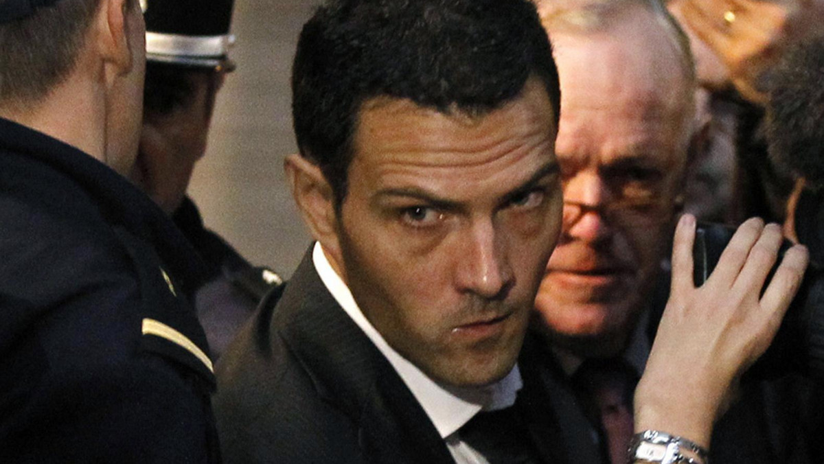 Jerome Kerviel, makler z banku Societe Generale, został skazany we wtorek w Paryżu na 5 lat więzienia, w tym 2 w zawieszeniu, oraz zapłacenie odszkodowania w wysokości 4,9 mld euro za oszustwo i spowodowanie w 2008 roku rekordowej straty w tym banku.