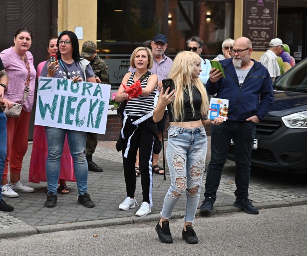 Protest przed rozpoczęciem spotkania mieszkańców miasta z premierem Mateuszem Morawieckim