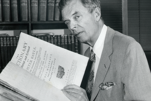 Aldous Huxley ze słynnym „Słownikiem historycznym i krytycznym Pierre’a Bayle’a, 6 czerwca 1957 r.