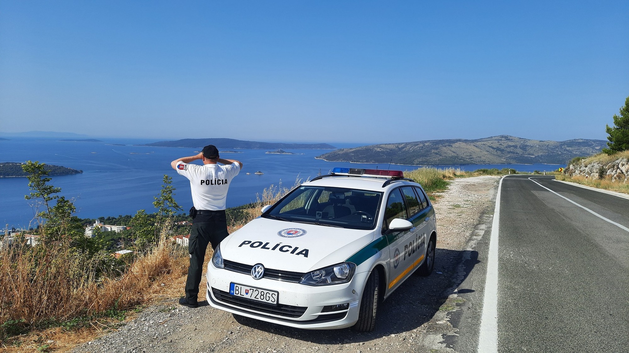 Slovenskí policajti pomohli v Chorvátsku stovkám turistov.
