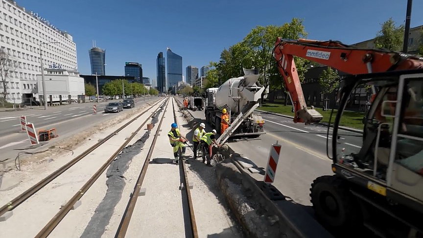 Ułożono pierwsze szyny na nowej linii tramwajowej w Warszawie