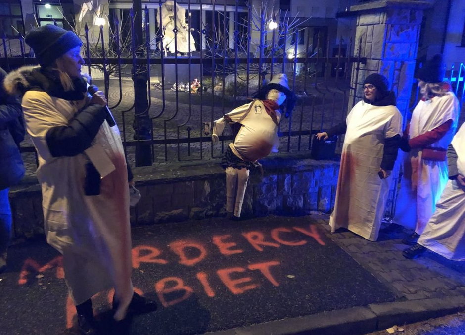 Protest na placu i przed kurią