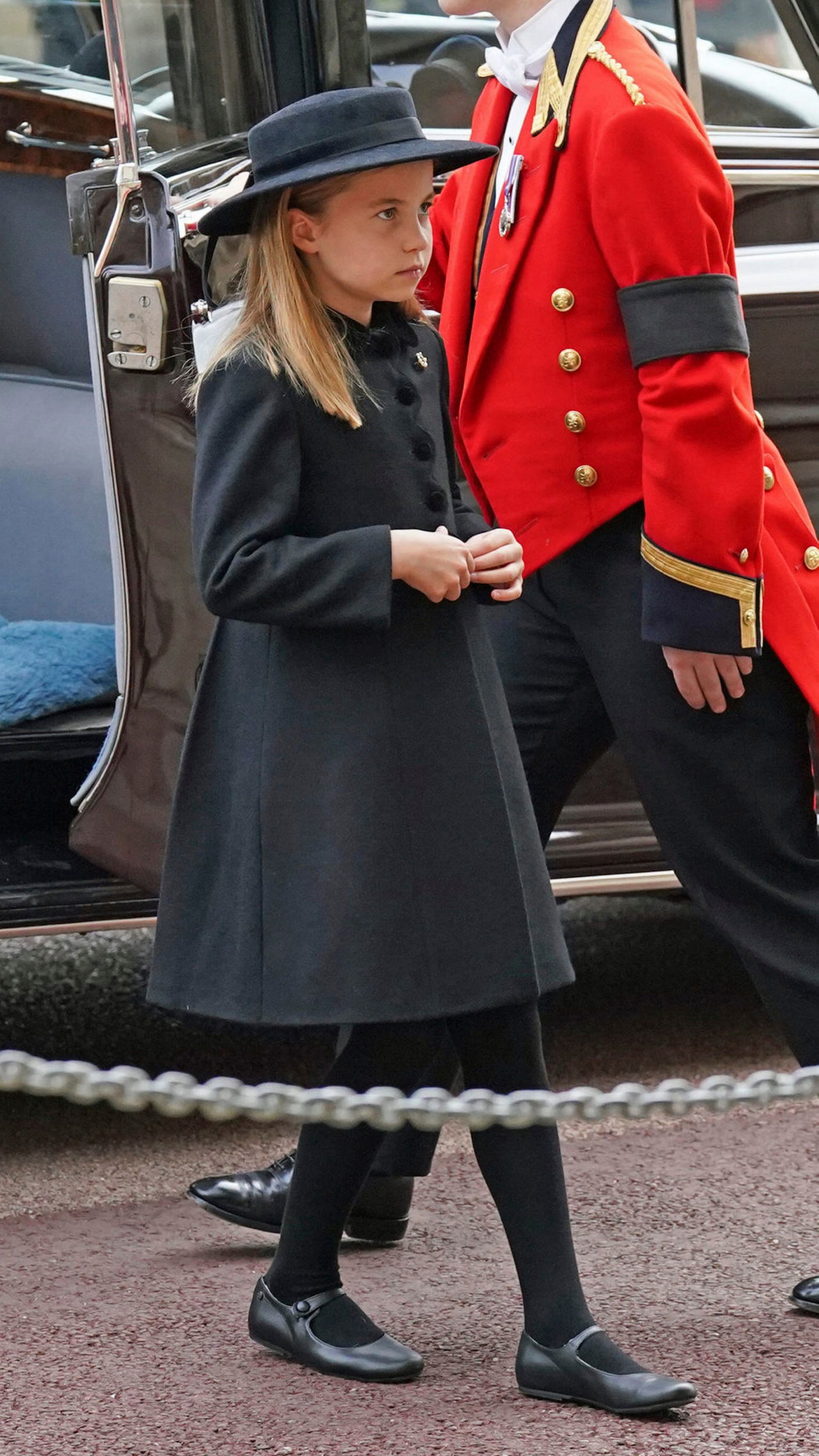 Princezná Charlotte a princ George na pohrebe kráľovnej Alžbety II. 