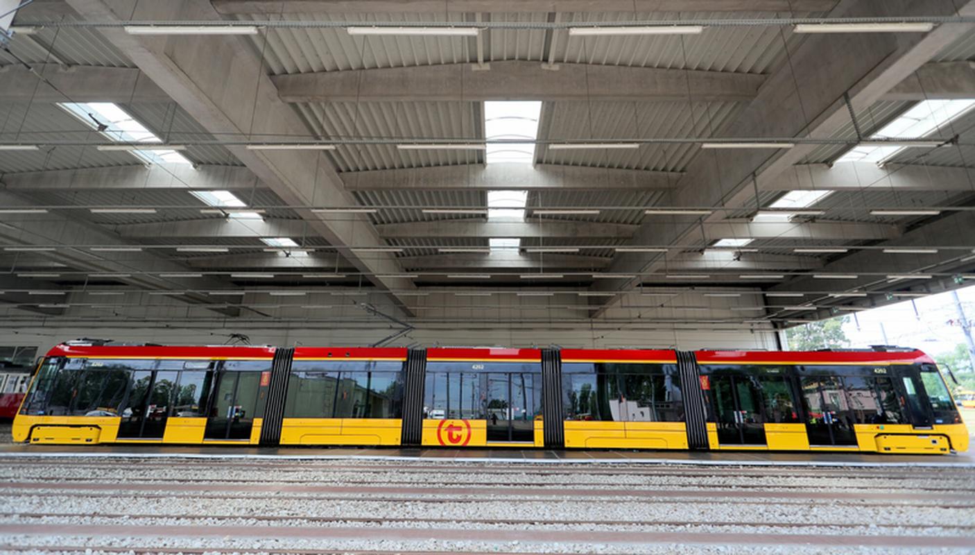 Nowe tramwaje Hyundai dla Warszawy nie mieszczą się na
