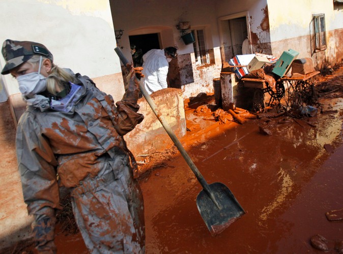 Czerwony szlam zalewa Węgry