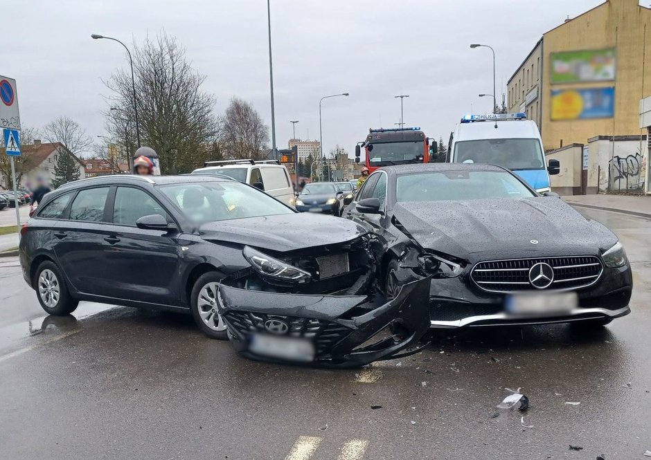 Na ul. Mochnackiego 20-letni kierujący hyundaiem doprowadził do kolizji z mercedesem