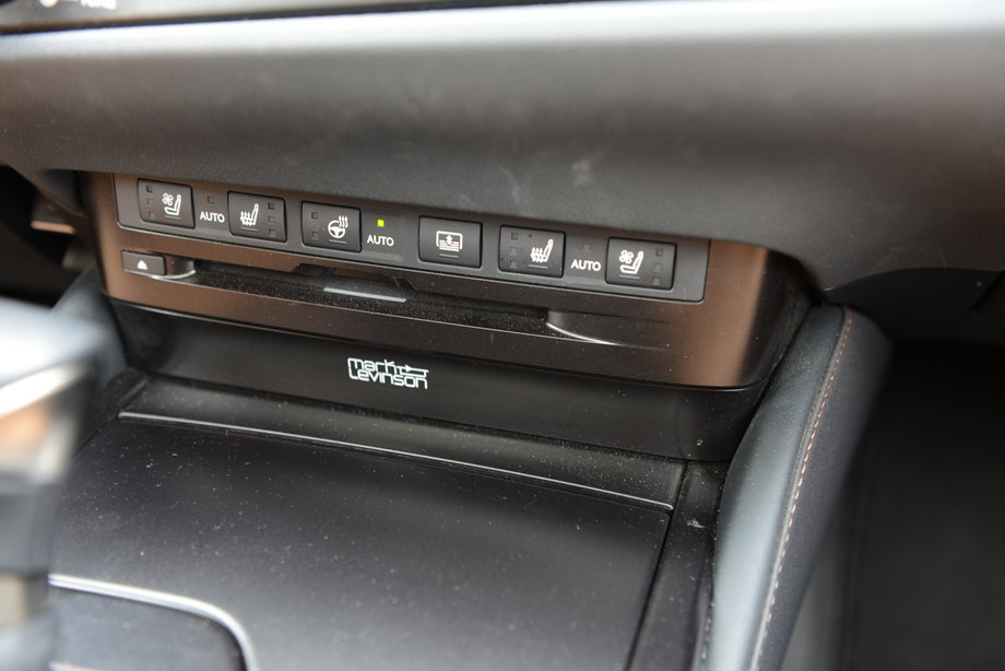 Lexus ES300h - sprzęt marki Mark Levinson umożliwia odtwarzanie muzyki z płyt CD, a to już rzadkość w samochodach. Niemniej, poradzi sobie też z plikami MP3 bądź streamingiem, o ile podłączymy własnego smartfona.