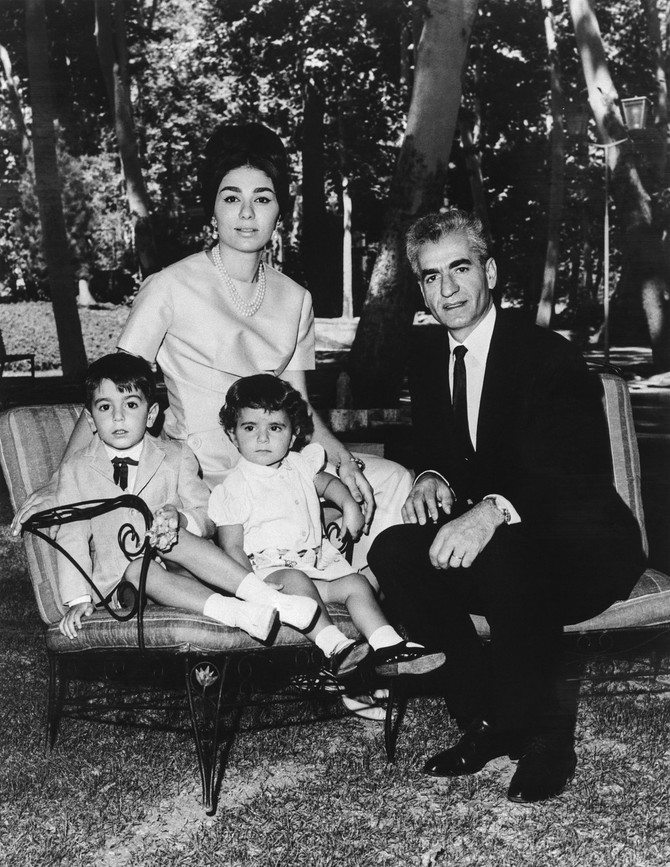 Fara Pahlavi sa porodicom