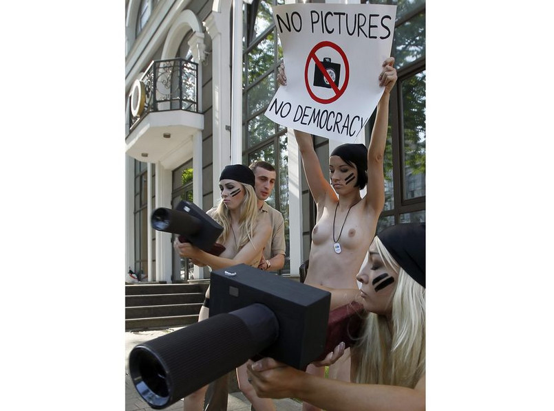 FEMEN w obronie gruzińskich fotografów. Przepychanki i kopniaki
