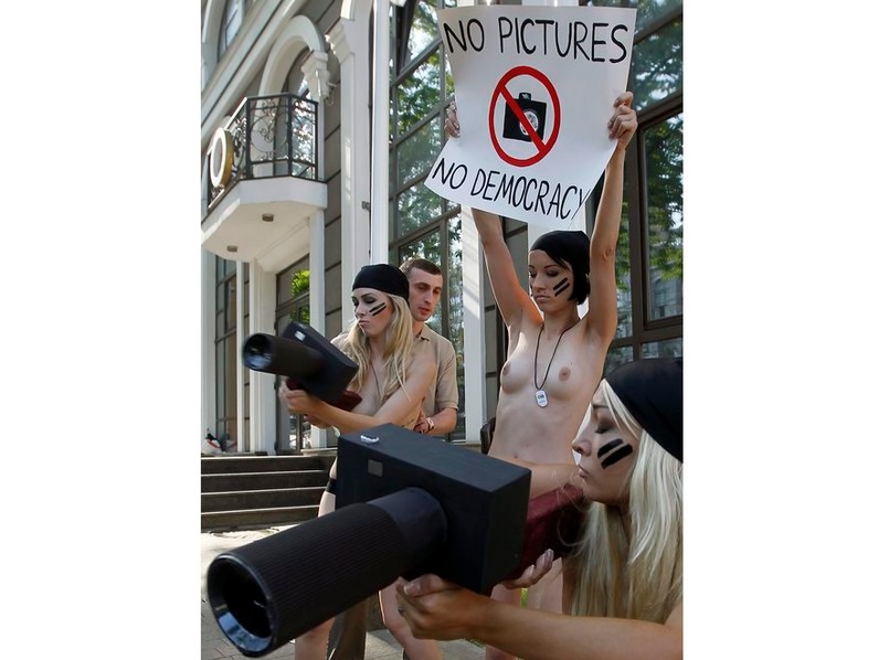 FEMEN w obronie gruzińskich fotografów. Przepychanki i kopniaki