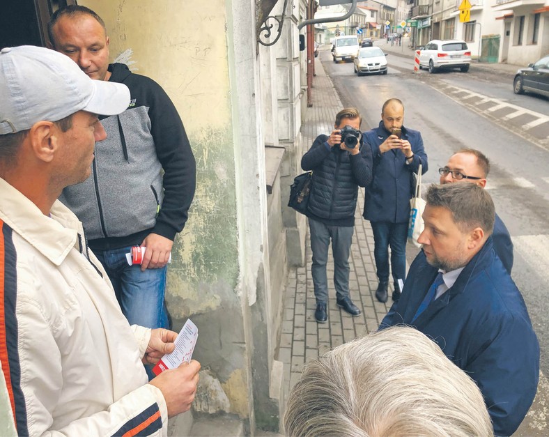 Marcin Kierwiński, kandydat Koalicji Obywatelskiej, rozdaje ulotki w centrum Sierpca. fot. Tomasz Żółciak