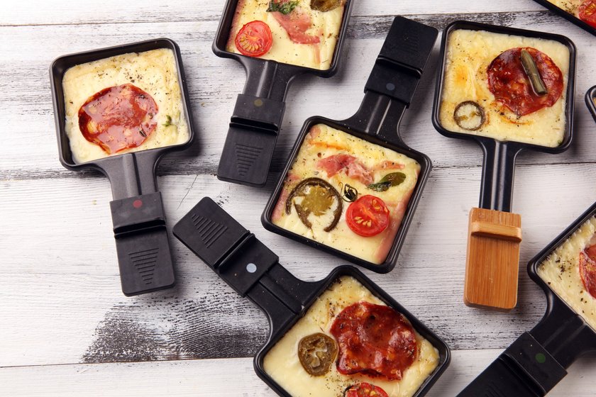 Raclette z rozmaitymi dodatkami