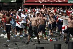 Angielscy kibice rzucają butelkami przed meczem z Rosją podczas EURO 2016, Marsylia, 11 czerwca 2016 r.
