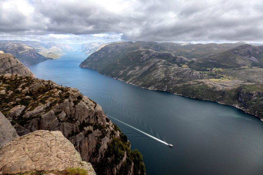 Malowniczy widok z Preikestoleno (wys. 604 m) na fiord Lysefjorden (dług. 42 km). Po drugiej stronie Lysefjordu znajduje się popularny szczyt Kjerag (1100 m n.p.m.).