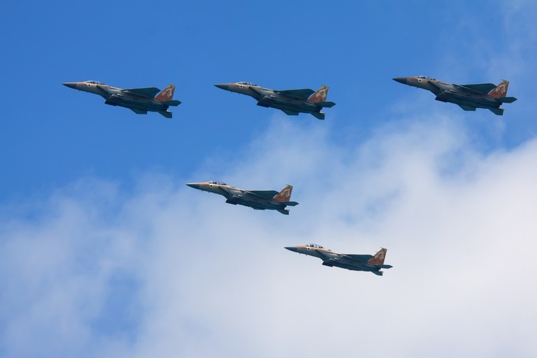Izrael rozpoczął odwetowe naloty na syryjskie i irańskie cele w Syrii -  Dziennik.pl