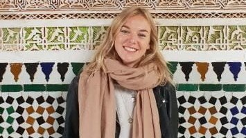 Abi Smithová pripísala svoje dvojité videnie tlaku vzduchu v lietadle, kým nezistila, že je to príznak nádoru na mozgu.