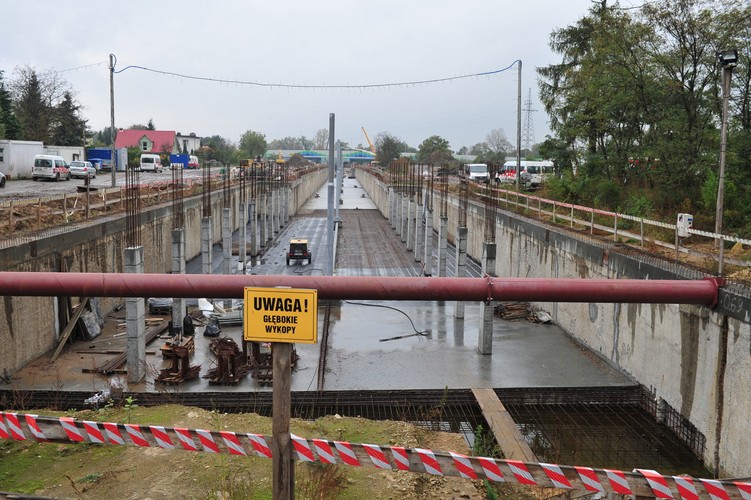 Willa przesunięta została po betonowej konstrukcji o długości prawie 50 metrów, na którą składają się dwa masywne tort suwne. Po tych torach zabytkowy budynek sunął z prędkością 2-3 metry na godzinę dzięki elastomerowym łożyskom ślizgowym zamontowanym pod stropem piwnicy. <br>

Na zdj. Betonowa konstrukcja wykorzystana do operacji przesunięcia Willi Grüneberga<br><br> fot. (zuz) PAP/Marcin Bielecki