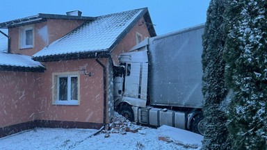 Przerażający początek dnia w niewielkiej wsi. Tir uderzył w dom