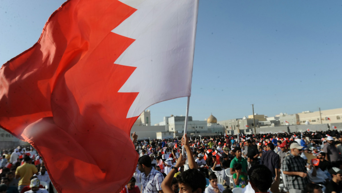 Sąd w Bahrajnie skazał ośmiu szyitów działających w opozycji na karę dożywocia, po tym jak uznano ich za winnych spiskowania w sprawie obalenia rządu. Należą oni do grupy 21 osób, które miały ścisły związek z antyrządowymi protestami w kraju - informuje CNN.