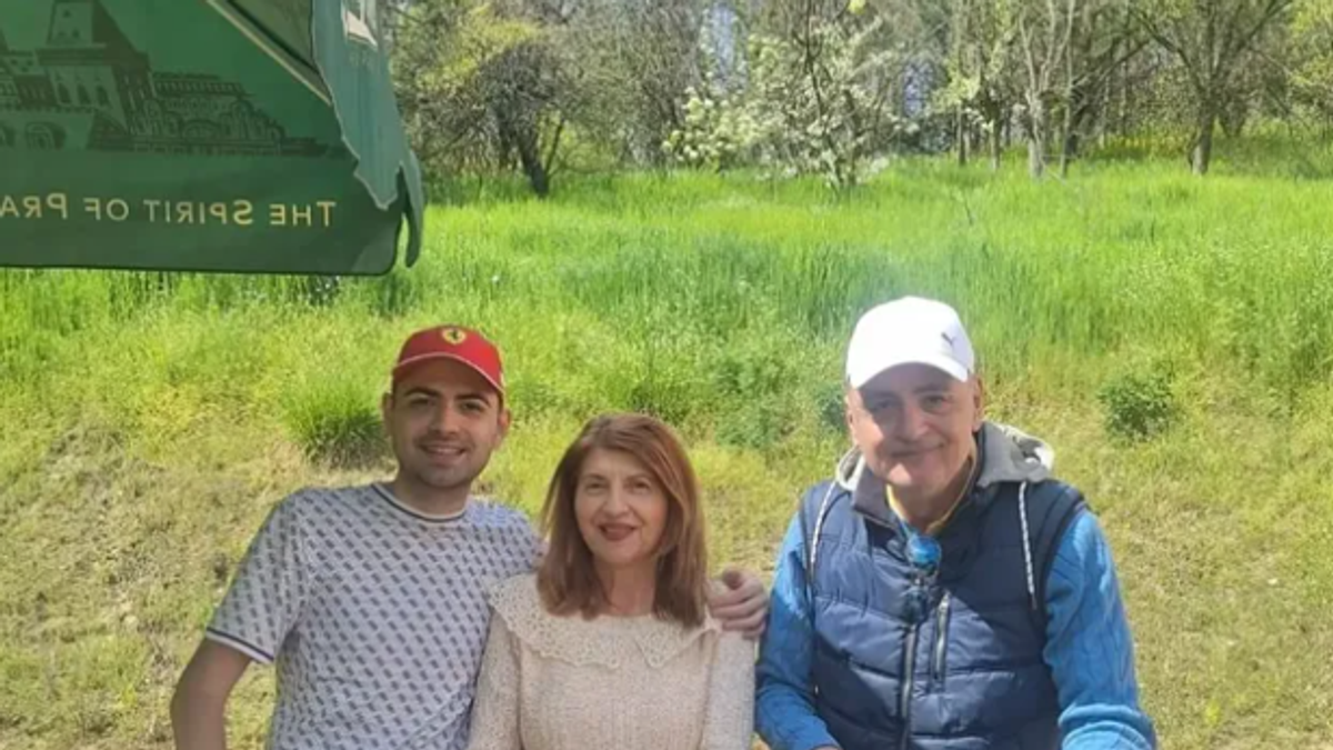 ESTRADNI PAR SLAVI USKRS NA SELU Ovo je njihov sin Ivan koji je završio Pravni fakultet: Sa tatom peče prase