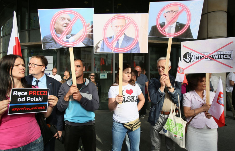 Przed siedzibą KE manifestujący skandowali: "Precz z Unią Europejską", "Polska to my, a nie Soros i jego psy", "Wczoraj Moskwa, dziś Bruksela suwerenność nam odbiera".