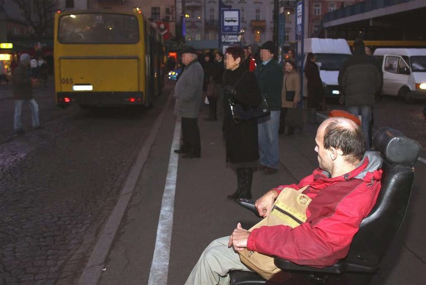 Inwalidzi nie mogą wjechac do autobusu