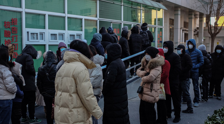 Tesztelésre várnak az emberek Kínában / Fotó: MTI EPA