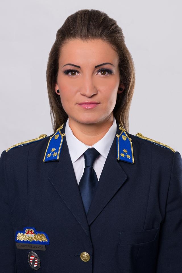 Bianka nem csak beszél, segít is /Fotó: police.hu