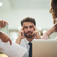 A munkahelyi stresszt okolják a magyarok azért, mert egészségtelen életmódot követnek