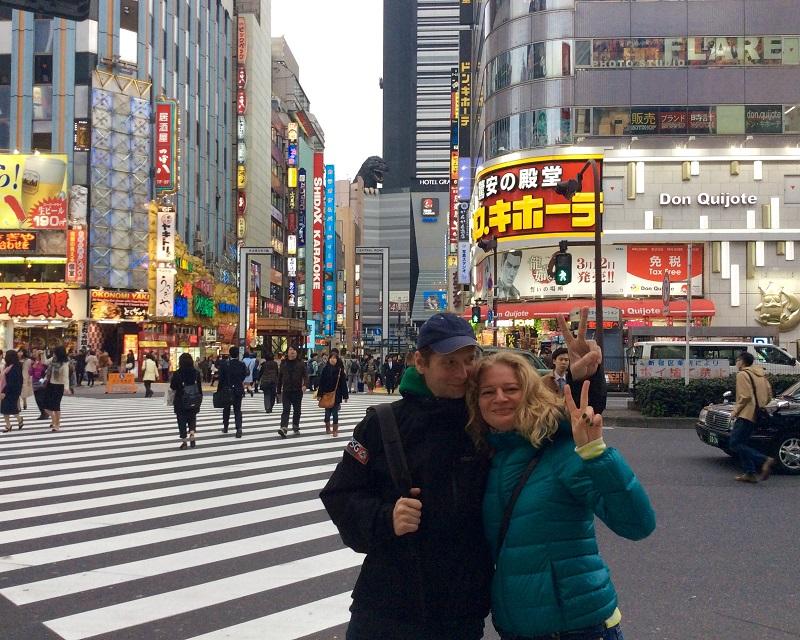 Monika Ksieniewicz-Mil z mężem w Shibuya. W tle widać gigantyczną Godzillę wystającą zza budynku