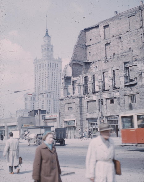 Fragment Alei Jerozolimskich - widok w kierunku ulicy Marszałkowskiej w tle Pałac Kultury i Nauki w 1959 r.