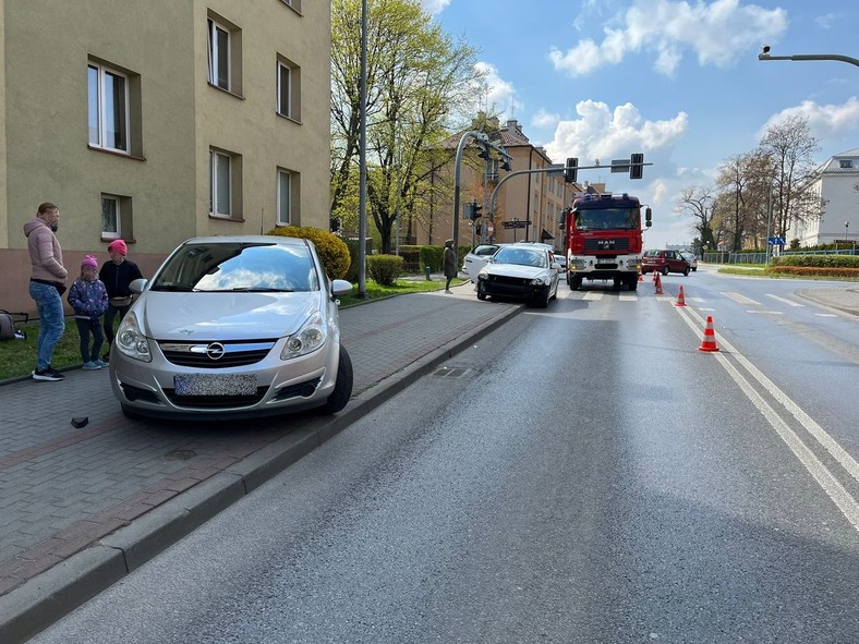 Auto potrąciło matkę na przejściu. Kobieta w ostatniej chwili odepchnęła wózek