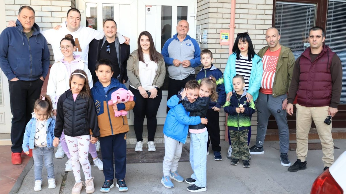 (FOTO) NAJLEPŠA SLIKA IZ NIŠA! Složne komšije ponovo oduševile Srbiju: Pogledajte kako su upravnik Miloš i stanari zgrade proslavili Uskrs