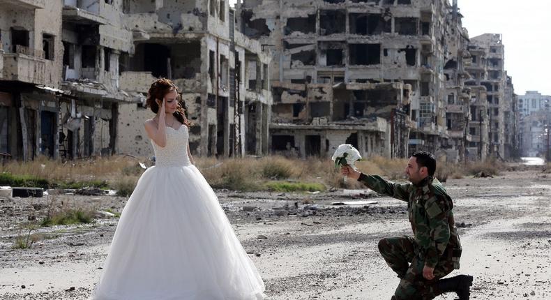 Syrian couple take amazing wedding photos in Homs