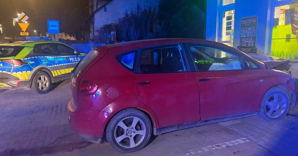 Było ich sześciu. Rozpędzony seat wbił się w sklep