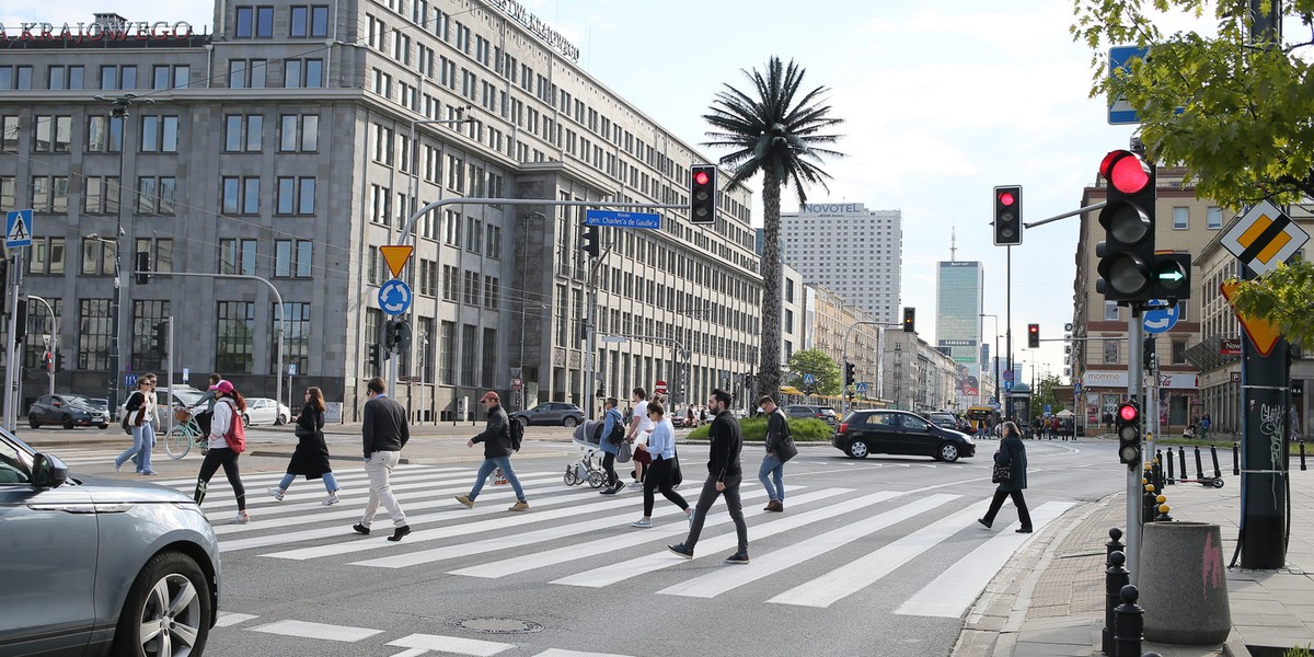 Aleje Jerozolimskie – główna oś centrum Warszawy – wzdłuż jezdni pojawią się drzewa, ścieżki rowerowe oraz szerokie chodniki. 