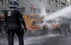 Policja kontra koronasceptycy. W Niemczech poszły w ruch armatki wodne