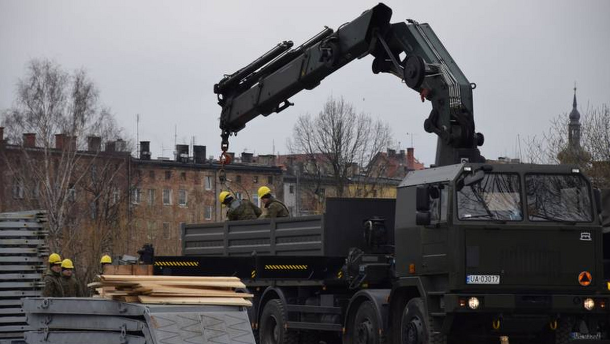 Do Prudnika przyjechało 15 saperów z 4. Głogowskiego Batalionu Inżynieryjnego. Do 20 kwietnia mają postawić na przęsłach metalowy most objazdowy.