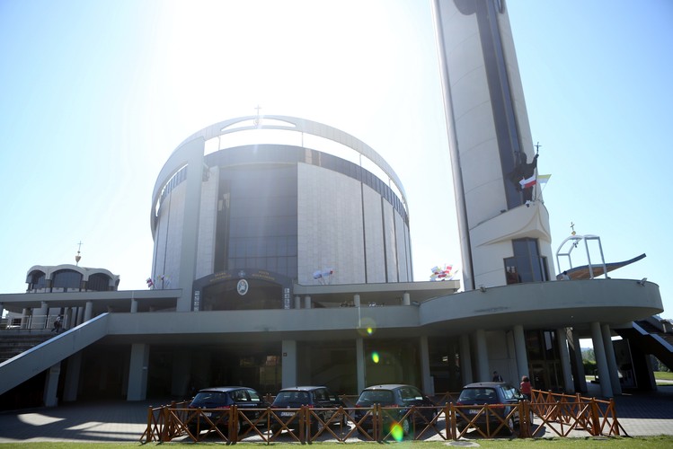 Samochody Volkswagen Golf, którymi poruszał się papież Franciszek podczas Światowych Dni Młodzieży stoją przed Sanktuarium Bożego Miłosierdzia w krakowskich Łagiewnikach