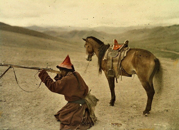 Mongolski myśliwy. Zdjęcie zrobione w pobliżu Urgi (fot. Stéphane Passet, 20 lipca 1913 r., domena publiczna).