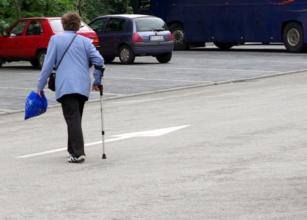 Minister pracy Jolanta Fedak uważa, że kobiety, które przez wiele lat wychowywały w domu dzieci, powinny raczej dostawać z tego tytułu świadczenie emerytalno-rentowe, niż tracić prawo do renty po zmarłym mężu.