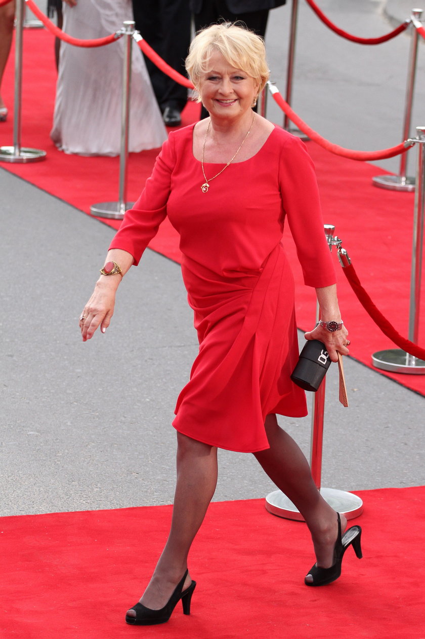 Magdalena Zawadzka w czerwonej sukience na Festiwalu w Gdyni
