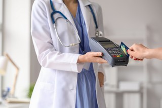 Zmiana lekarza na NFZ może kosztować. Ile trzeba zapłacić? [STAWKI]