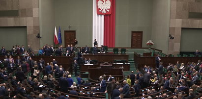 Sejm przyjął uchwałę ws. Rosji. Przeszła kontrowersyjna poprawka PiS. Opozycja w geście protestu nie głosowała