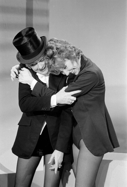 Lucille Ball i Shirley MacLaine w 1976 r.